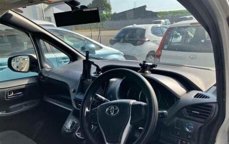 Toyota Voxy III, 2015 год, 1 590 000 рублей, 10 фотография