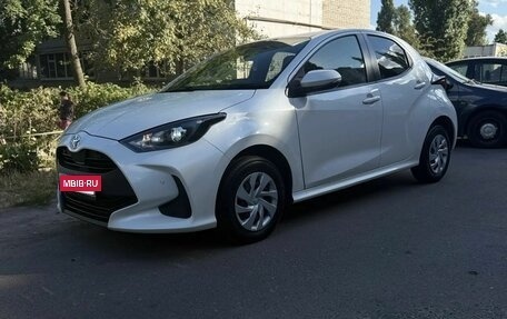 Toyota Yaris, 2021 год, 1 260 000 рублей, 2 фотография