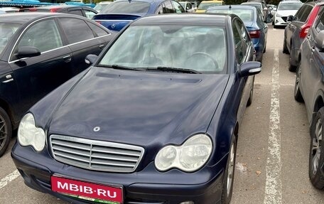 Mercedes-Benz C-Класс, 2006 год, 800 000 рублей, 1 фотография
