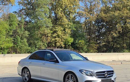 Mercedes-Benz E-Класс, 2019 год, 3 600 000 рублей, 4 фотография