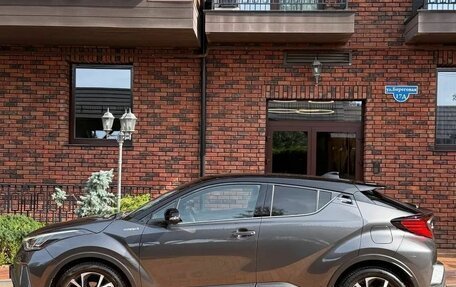 Toyota C-HR I рестайлинг, 2020 год, 2 800 000 рублей, 4 фотография