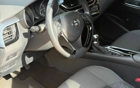 Toyota C-HR I рестайлинг, 2020 год, 2 800 000 рублей, 9 фотография