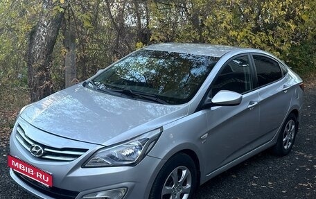 Hyundai Solaris II рестайлинг, 2014 год, 800 000 рублей, 2 фотография
