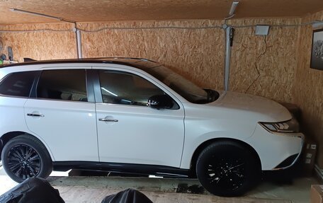 Mitsubishi Outlander III рестайлинг 3, 2022 год, 3 500 000 рублей, 6 фотография