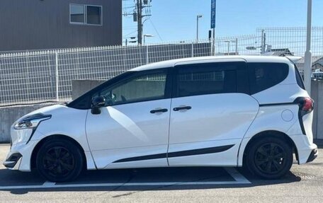 Toyota Sienta II, 2022 год, 1 034 000 рублей, 5 фотография