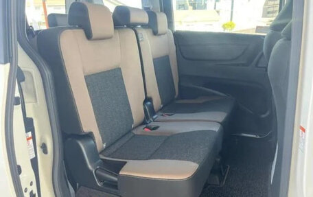 Toyota Sienta II, 2022 год, 1 034 000 рублей, 7 фотография