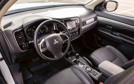 Mitsubishi Outlander III рестайлинг 3, 2013 год, 1 495 000 рублей, 13 фотография
