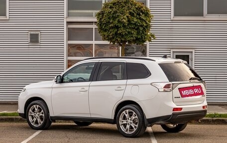 Mitsubishi Outlander III рестайлинг 3, 2013 год, 1 495 000 рублей, 4 фотография