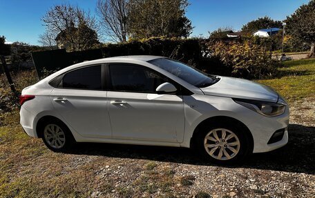 Hyundai Solaris II рестайлинг, 2017 год, 930 000 рублей, 2 фотография