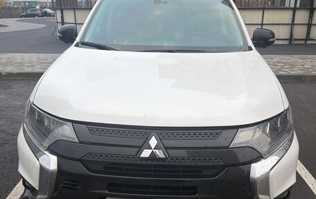 Mitsubishi Outlander III рестайлинг 3, 2022 год, 3 100 000 рублей, 1 фотография