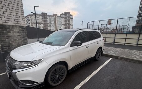 Mitsubishi Outlander III рестайлинг 3, 2022 год, 3 100 000 рублей, 2 фотография