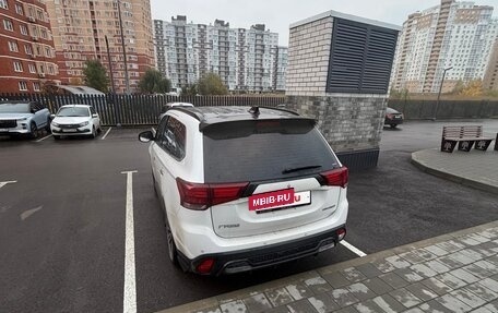 Mitsubishi Outlander III рестайлинг 3, 2022 год, 3 100 000 рублей, 5 фотография