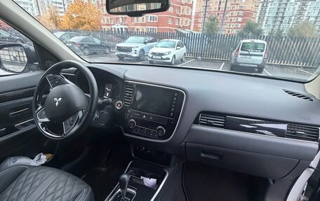 Mitsubishi Outlander III рестайлинг 3, 2022 год, 3 100 000 рублей, 6 фотография