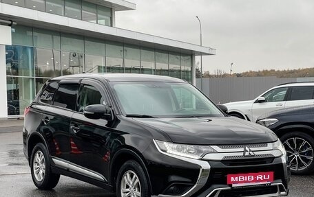 Mitsubishi Outlander III рестайлинг 3, 2019 год, 2 277 000 рублей, 3 фотография