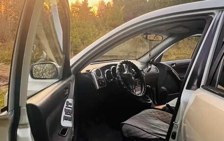 Toyota Matrix, 2004 год, 710 000 рублей, 28 фотография