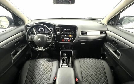 Mitsubishi Outlander III рестайлинг 3, 2018 год, 1 800 000 рублей, 14 фотография