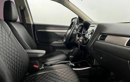 Mitsubishi Outlander III рестайлинг 3, 2018 год, 1 800 000 рублей, 13 фотография