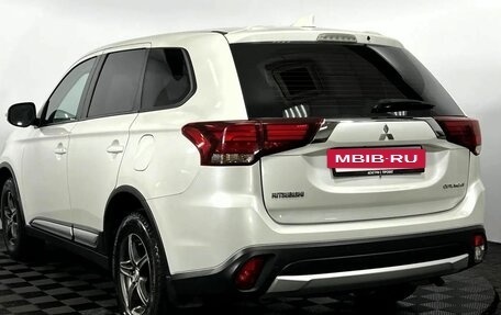 Mitsubishi Outlander III рестайлинг 3, 2018 год, 1 800 000 рублей, 8 фотография