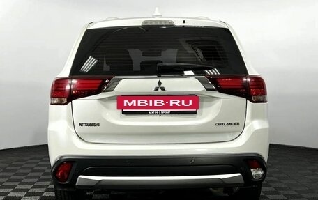Mitsubishi Outlander III рестайлинг 3, 2018 год, 1 800 000 рублей, 7 фотография