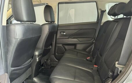 Mitsubishi Outlander III рестайлинг 3, 2016 год, 2 199 000 рублей, 10 фотография