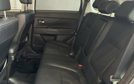 Mitsubishi Outlander III рестайлинг 3, 2016 год, 2 199 000 рублей, 11 фотография