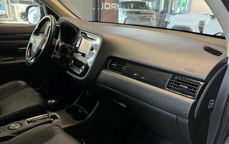 Mitsubishi Outlander III рестайлинг 3, 2016 год, 2 199 000 рублей, 13 фотография