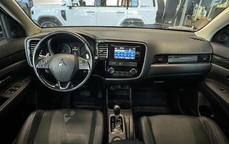 Mitsubishi Outlander III рестайлинг 3, 2016 год, 2 199 000 рублей, 14 фотография
