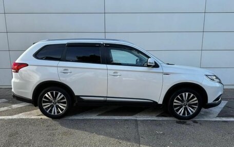 Mitsubishi Outlander III рестайлинг 3, 2020 год, 2 150 000 рублей, 4 фотография