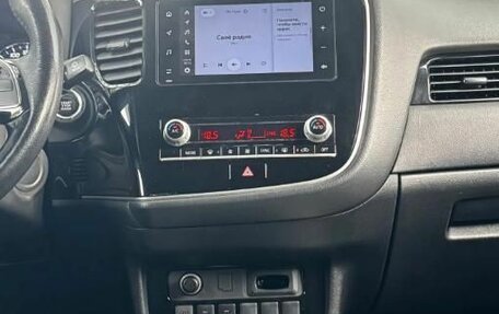 Mitsubishi Outlander III рестайлинг 3, 2020 год, 2 150 000 рублей, 12 фотография