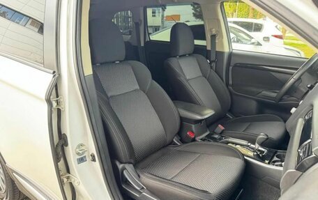 Mitsubishi Outlander III рестайлинг 3, 2020 год, 2 150 000 рублей, 15 фотография