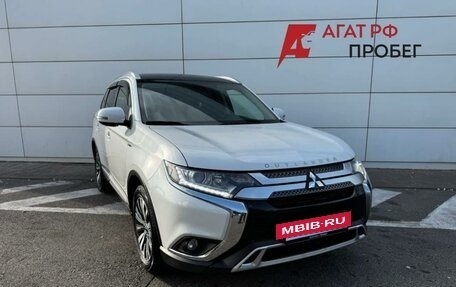 Mitsubishi Outlander III рестайлинг 3, 2020 год, 2 150 000 рублей, 3 фотография