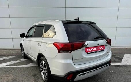 Mitsubishi Outlander III рестайлинг 3, 2020 год, 2 150 000 рублей, 7 фотография
