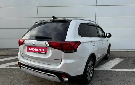 Mitsubishi Outlander III рестайлинг 3, 2020 год, 2 150 000 рублей, 5 фотография