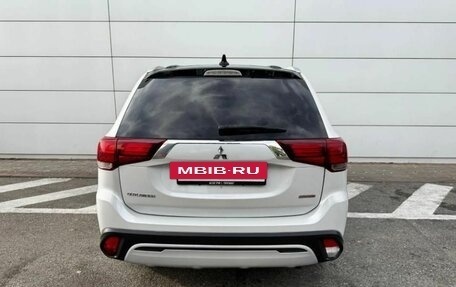 Mitsubishi Outlander III рестайлинг 3, 2020 год, 2 150 000 рублей, 6 фотография