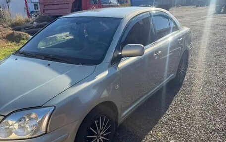 Toyota Avensis III рестайлинг, 2005 год, 690 000 рублей, 1 фотография