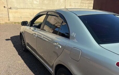 Toyota Avensis III рестайлинг, 2005 год, 690 000 рублей, 2 фотография