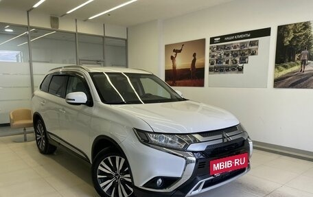 Mitsubishi Outlander III рестайлинг 3, 2019 год, 2 200 000 рублей, 3 фотография