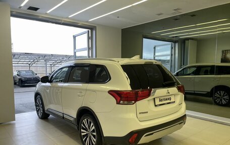 Mitsubishi Outlander III рестайлинг 3, 2019 год, 2 200 000 рублей, 6 фотография