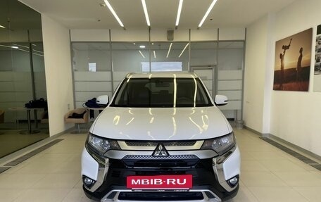 Mitsubishi Outlander III рестайлинг 3, 2019 год, 2 200 000 рублей, 2 фотография
