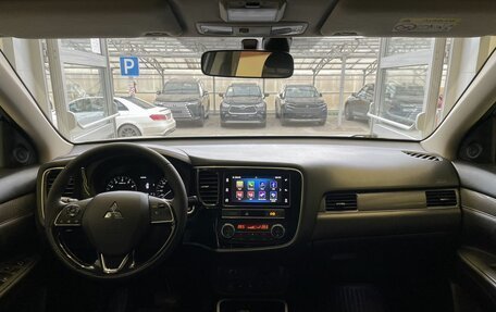 Mitsubishi Outlander III рестайлинг 3, 2019 год, 2 200 000 рублей, 10 фотография