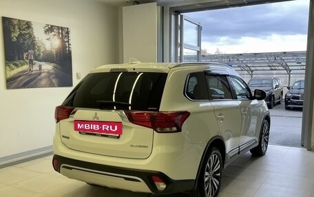 Mitsubishi Outlander III рестайлинг 3, 2019 год, 2 200 000 рублей, 4 фотография