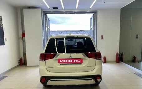 Mitsubishi Outlander III рестайлинг 3, 2019 год, 2 200 000 рублей, 5 фотография