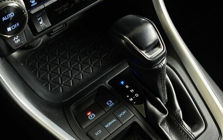 Toyota RAV4, 2020 год, 2 395 000 рублей, 21 фотография