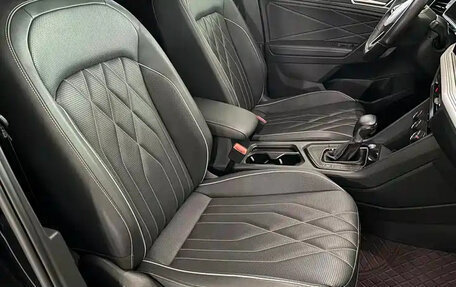 Volkswagen Tiguan II, 2022 год, 1 937 000 рублей, 8 фотография