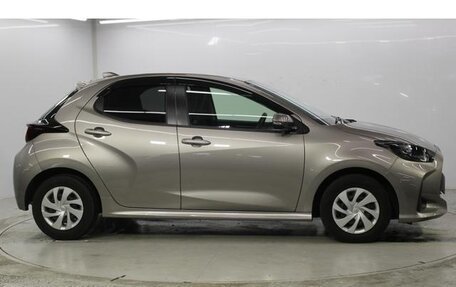 Toyota Yaris, 2022 год, 1 390 000 рублей, 3 фотография