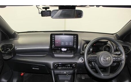 Toyota Yaris, 2022 год, 1 390 000 рублей, 11 фотография