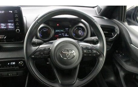 Toyota Yaris, 2022 год, 1 390 000 рублей, 10 фотография