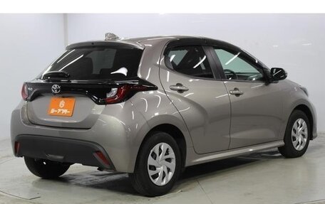 Toyota Yaris, 2022 год, 1 390 000 рублей, 4 фотография