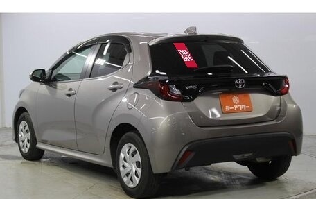Toyota Yaris, 2022 год, 1 390 000 рублей, 5 фотография