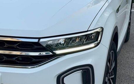 Volkswagen T-Roc I, 2023 год, 1 870 001 рублей, 2 фотография